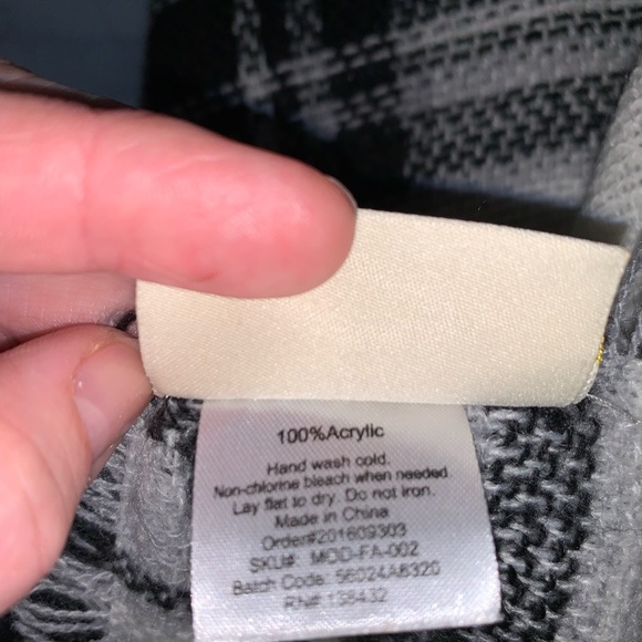 Super soft oversized blanket scarf from ModCloth - Picture 9 of 10